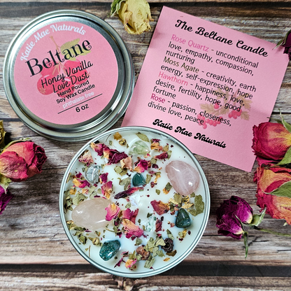 Honey Vanilla Latte Dust candle with decorative elements on a wooden surface