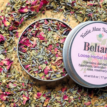 Loose herbal mix in a tin with a label on a wooden surface